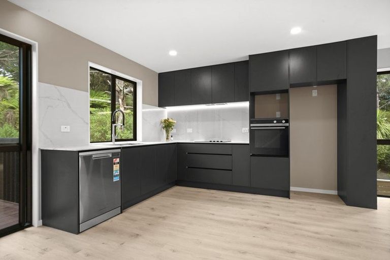 Photo of property in 25d Lavery Place, Sunnynook, Auckland, 0632