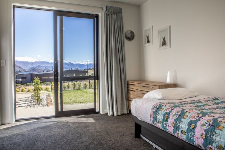 Photo of property in 31 Kirimoko Crescent, Wanaka, 9305