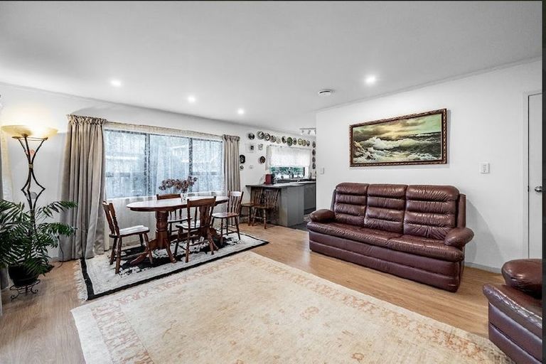 Photo of property in 1/7 Dalkeith Place, Opaheke, Papakura, 2113