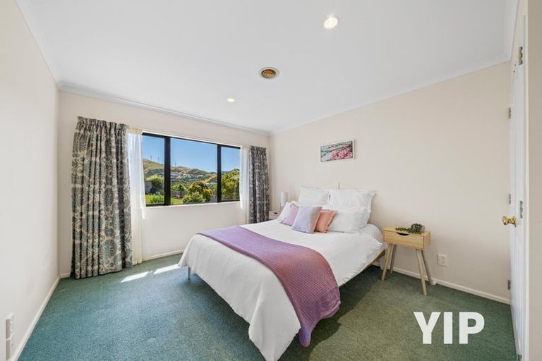 Photo of property in 6 Derry Hill, Churton Park, Wellington, 6037
