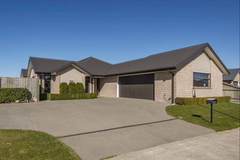 Photo of property in 14 Huntingdon Drive, Rangiora, 7400