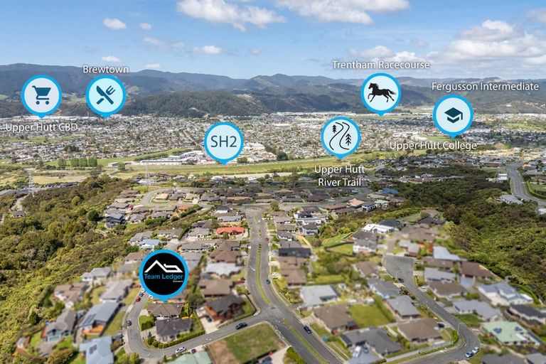 Photo of property in 6 Mcewen Crescent, Riverstone Terraces, Upper Hutt, 5018