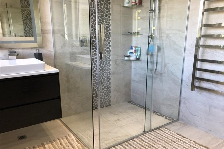 Photo of property in 2/2 Lynngate Place, Hillcrest, Auckland, 0627