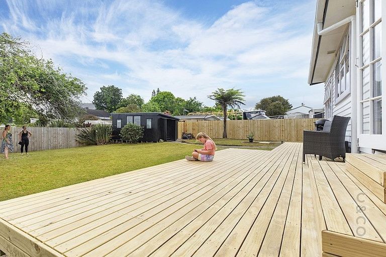 Photo of property in 16 Great North Road, Riverhead, 0820