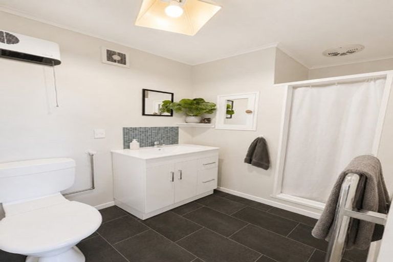 Photo of property in 32 Highbury Road, Highbury, Wellington, 6012
