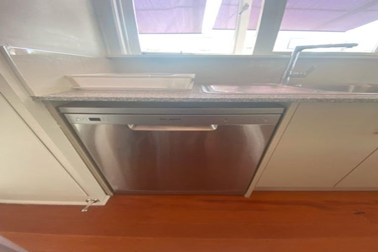 Photo of property in 5 Hallberry Road, Mangere East, Auckland, 2024