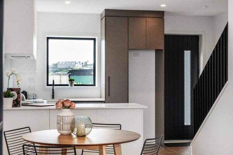 Photo of property in 1 Erina Road, Wiri, 2104