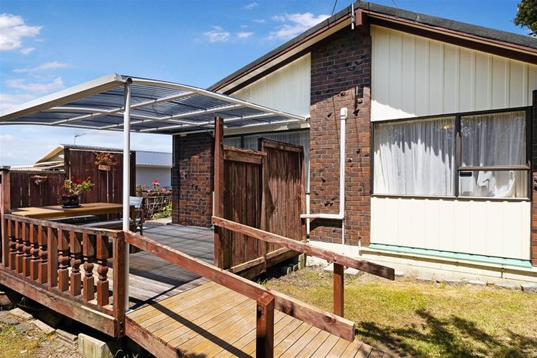 Photo of property in 86 Roberts Road, Te Atatu South, Auckland, 0610