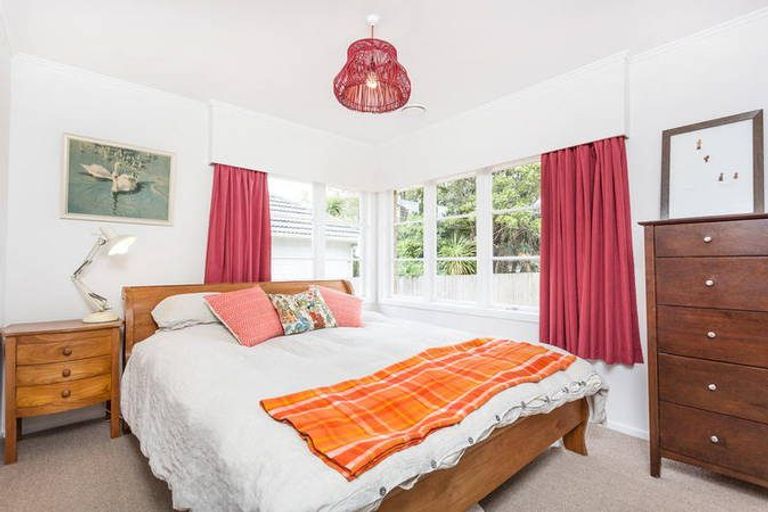Photo of property in 18 Kervil Avenue, Te Atatu Peninsula, Auckland, 0610