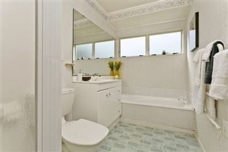 Photo of property in 2 Owl Court, Unsworth Heights, Auckland, 0632