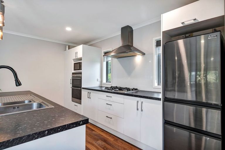 Photo of property in 122 Pohutukawa Place, Waiwhakaiho, New Plymouth, 4312