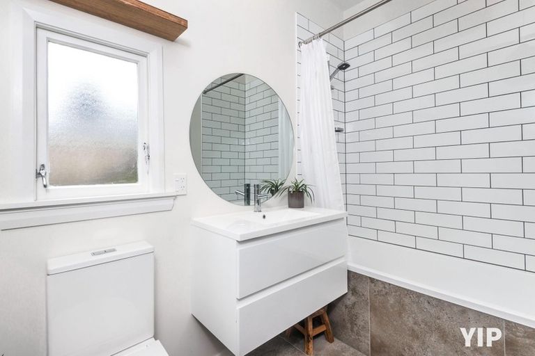 Photo of property in 11 Lyndfield Lane, Newlands, Wellington, 6037