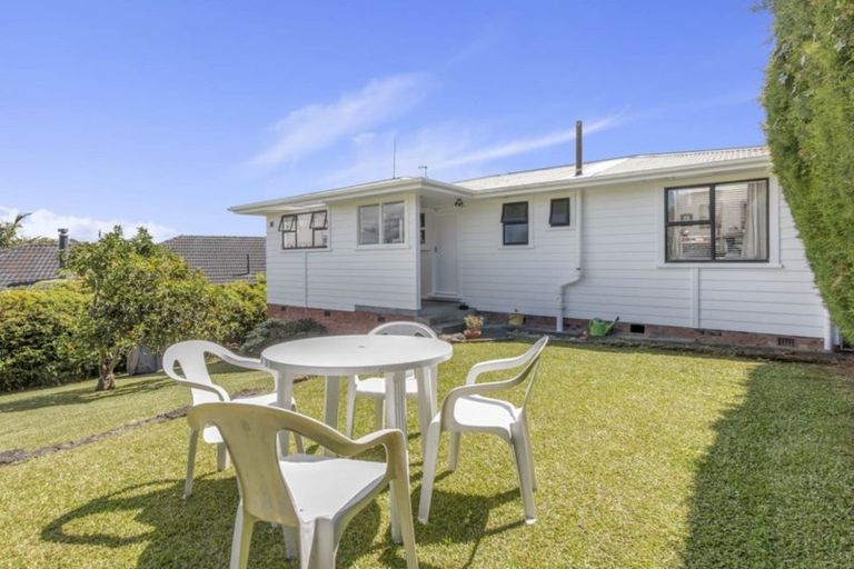 Photo of property in 24 School Road, Te Atatu South, Auckland, 0610