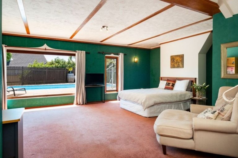 Photo of property in 1 Tauroa Road, Havelock North, 4130