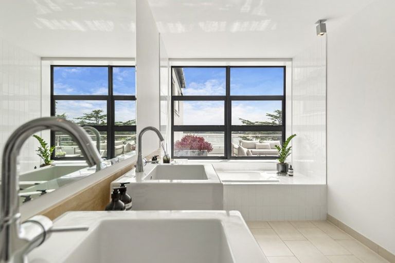 Photo of property in 10/258 Hurstmere Road, Takapuna, Auckland, 0622