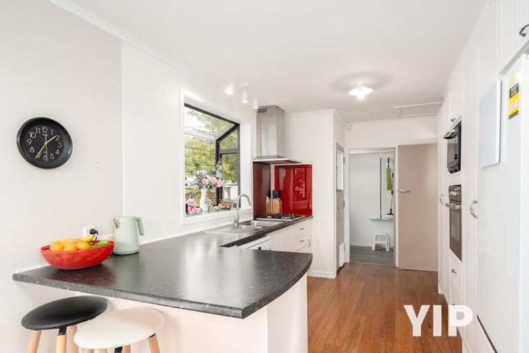 Photo of property in 2 Griffiths Grove, Newlands, Wellington, 6037