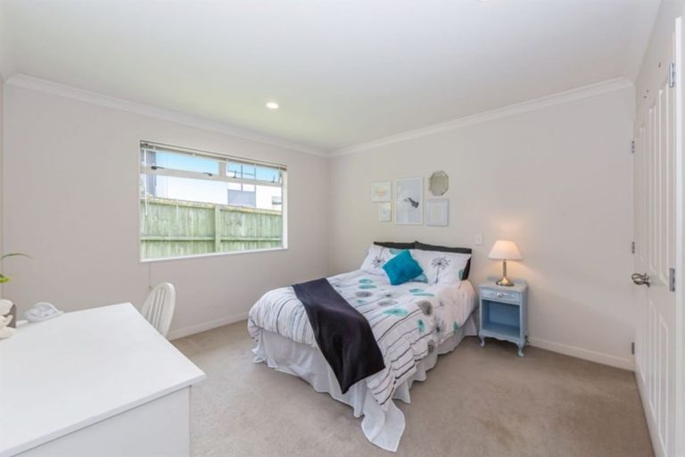 Photo of property in 32 Pohutukawa Avenue, Red Beach, 0932