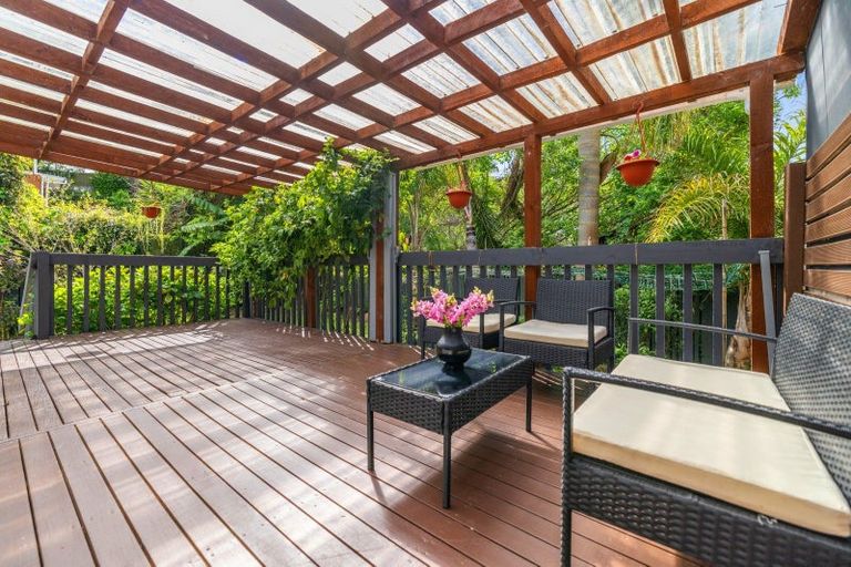 Photo of property in 2/8 Tallington Crescent, Torbay, Auckland, 0630