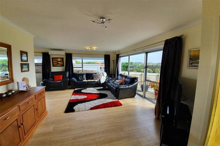 Photo of property in 18a/2 Sherwood Avenue, Te Atatu South, Auckland, 0610