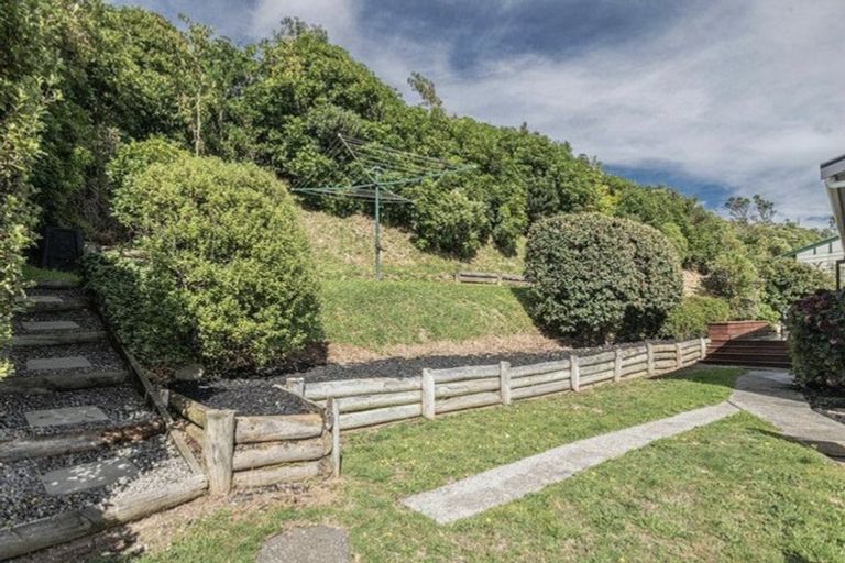 Photo of property in 44 Colchester Crescent, Newlands, Wellington, 6037