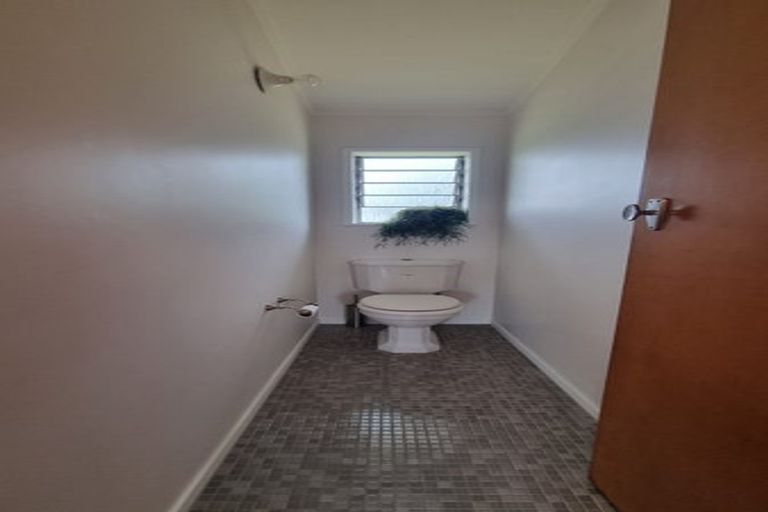 Photo of property in 15 Dawnhaven Drive, Te Atatu Peninsula, Auckland, 0610