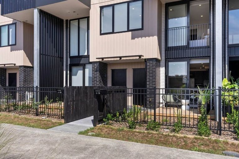 Photo of property in 8/19 Windlass Street, Long Bay, Auckland, 0630