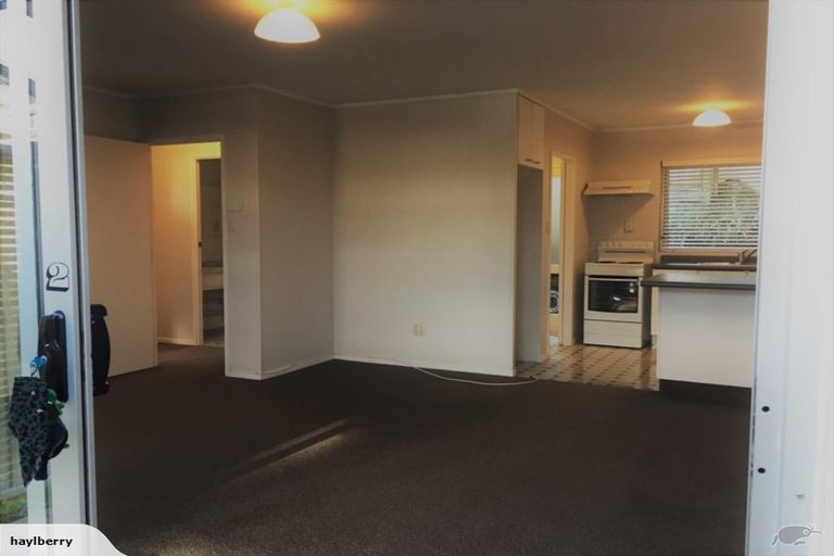 Photo of property in 2/12 Ayton Drive, Totara Vale, Auckland, 0629