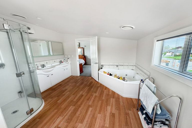 Photo of property in 19 Willowview Drive, Redwood, Christchurch, 8051