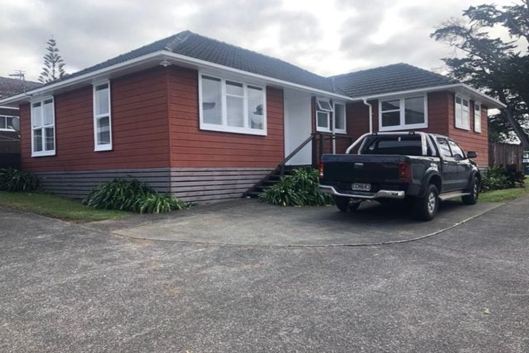 Photo of property in 3164 Great North Road, New Lynn, Auckland, 0600