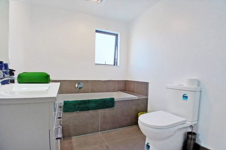 Photo of property in 18 Eileen Newey Place, Henderson, Auckland, 0612