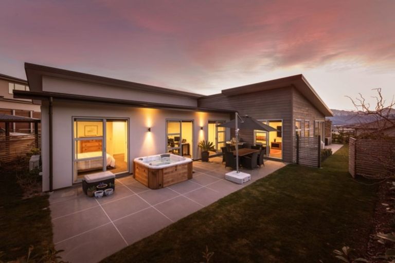 Photo of property in 16 Edgewood Place, Wanaka, 9305