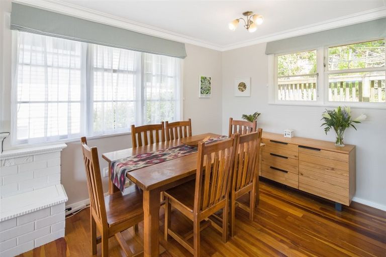 Photo of property in 102 Ruskin Road, Newlands, Wellington, 6037