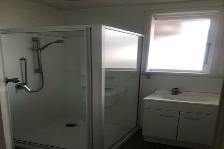 Photo of property in 3164 Great North Road, New Lynn, Auckland, 0600