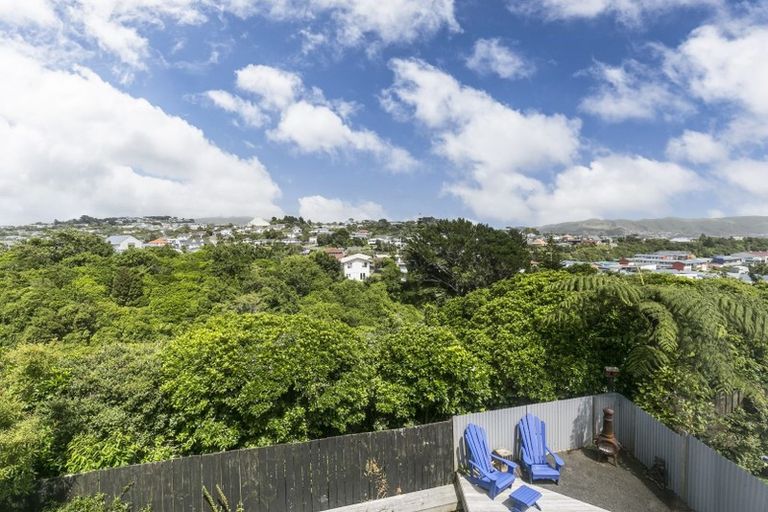 Photo of property in 23b Kingsbridge Place, Newlands, Wellington, 6037