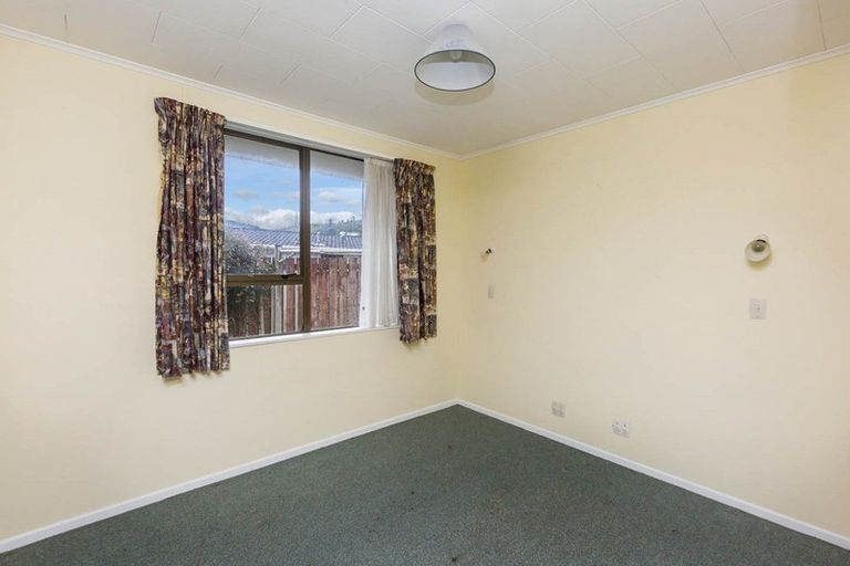 Photo of property in 21f1- Roband Crescent, Brown Owl, Upper Hutt, 5018