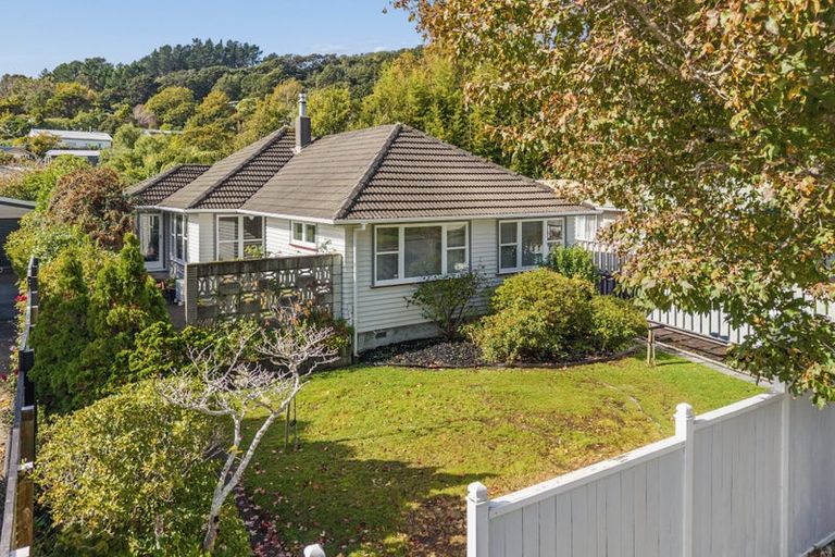 Photo of property in 13 Deller Grove, Silverstream, Upper Hutt, 5019