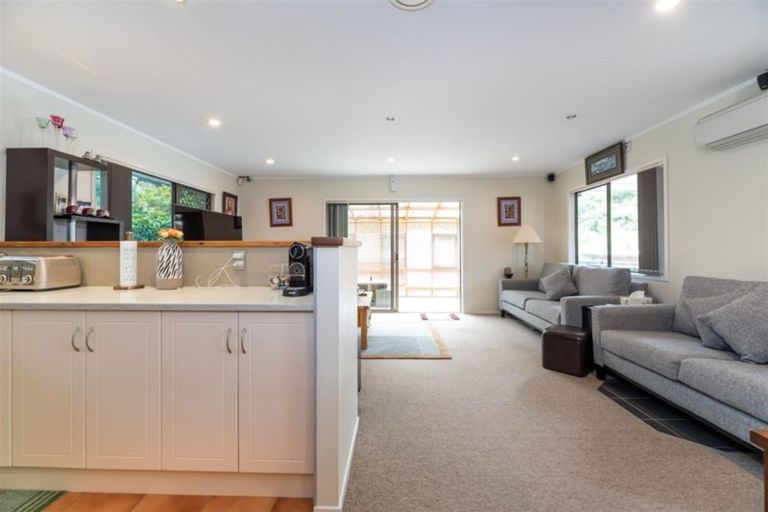 Photo of property in 92 Kemp Road, Massey, Auckland, 0614