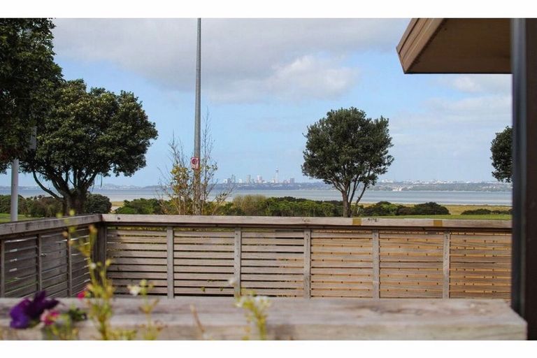 Photo of property in 1/470 Te Atatu Road, Te Atatu Peninsula, Auckland, 0610