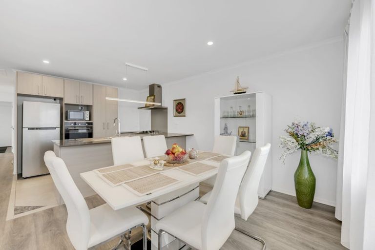 Photo of property in 21 Whareatua Avenue, Takanini, 2112