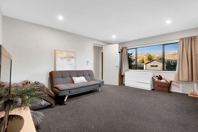 Photo of property in 71 Stratford Drive, Mount Pisa, Cromwell, 9383
