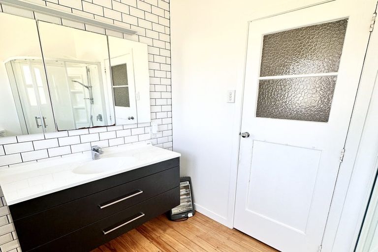 Photo of property in 5 Toutouwai Lane, Inglewood, 4330