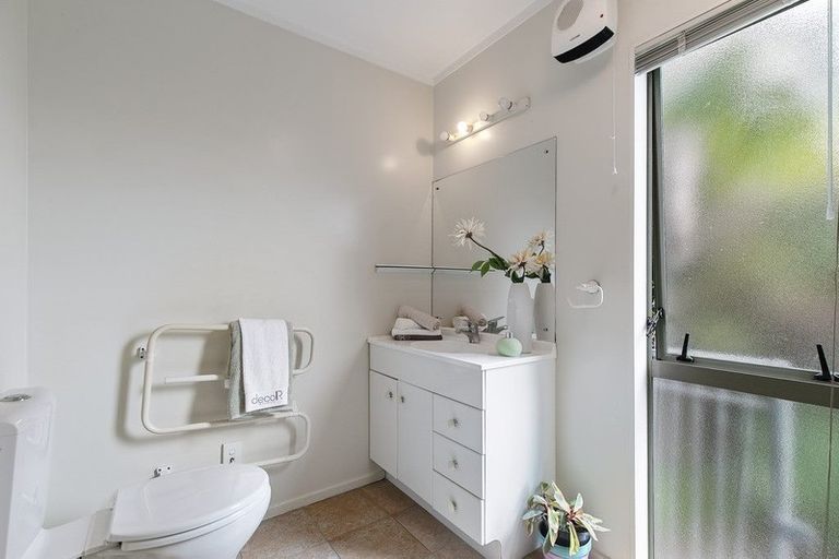 Photo of property in 23 Tyrico Close, Unsworth Heights, Auckland, 0632