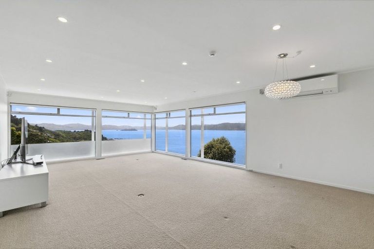 Photo of property in 4 Tai Paku Paku Road, Karaka Bays, Wellington, 6022