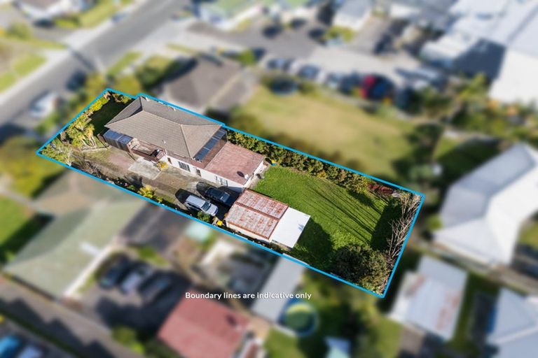 Photo of property in 4 Roberts Road, Te Atatu South, Auckland, 0610