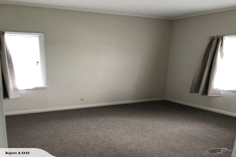 Photo of property in 28 Newington Road, Henderson, Auckland, 0612