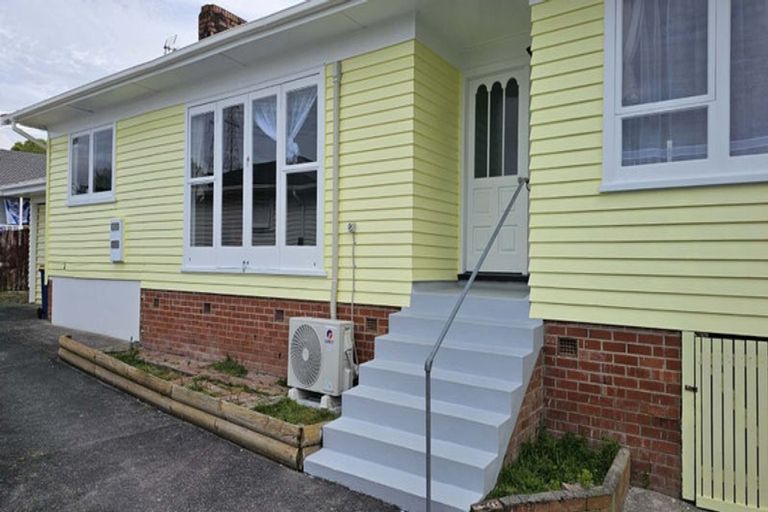 Photo of property in 3 Marlene Avenue, Te Atatu South, Auckland, 0610