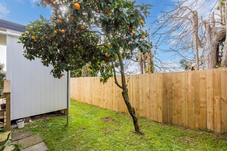 Photo of property in 1/307a Wairau Road, Totara Vale, Auckland, 0627