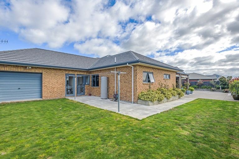 Photo of property in 8 Crabapple Close, Milson, Palmerston North, 4414