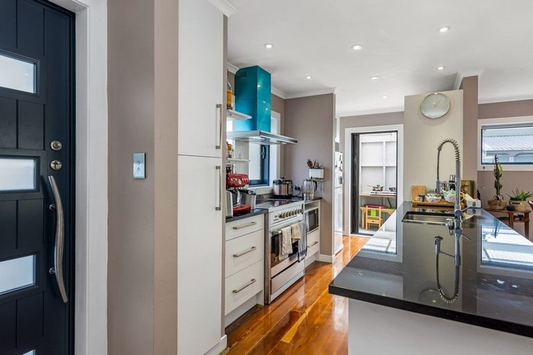 Photo of property in 88 Kaurilands Road, Titirangi, Auckland, 0604