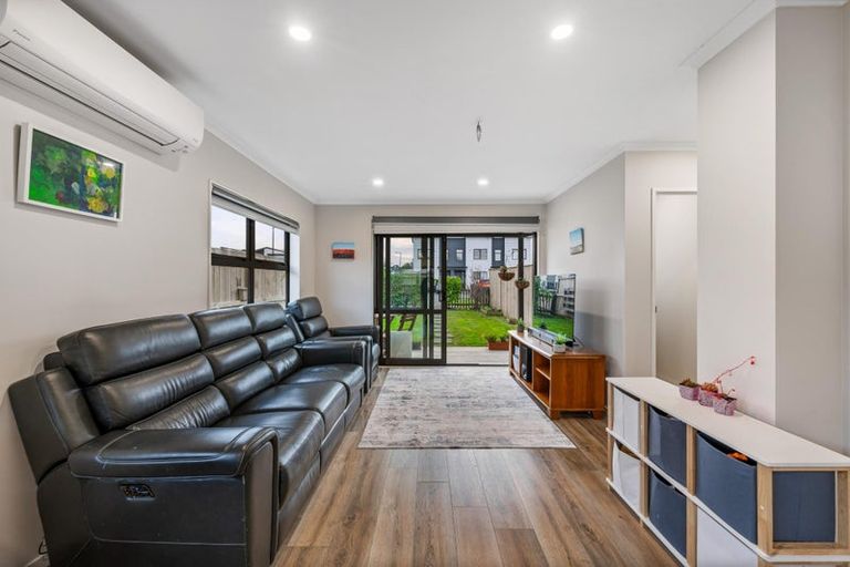 Photo of property in 2 Lumbarda Drive, Kumeu, 0810
